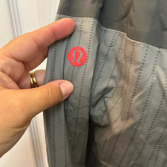 ! Men’s  Lululemon Gray Striped Reflective Wind Breaker. size XL - Picture 4 of 4